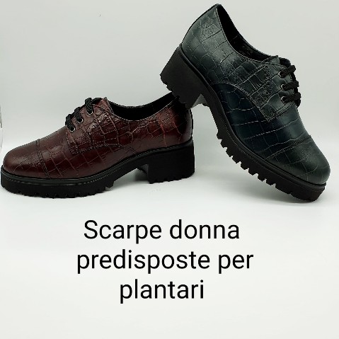 foto di due scarpe da donna sovrapposte